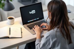 Cómo ganar dinero en YouTube sin ser influencer: sistema real (faceless) y KPIs