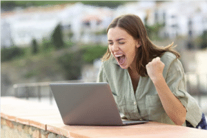 Cómo ganar 300 € al mes por Internet en España en 90 días (con 3 clientes de 100 €)