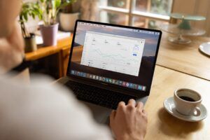 Ganar dinero por Internet en España sin ser autónomo: qué es posible y qué no