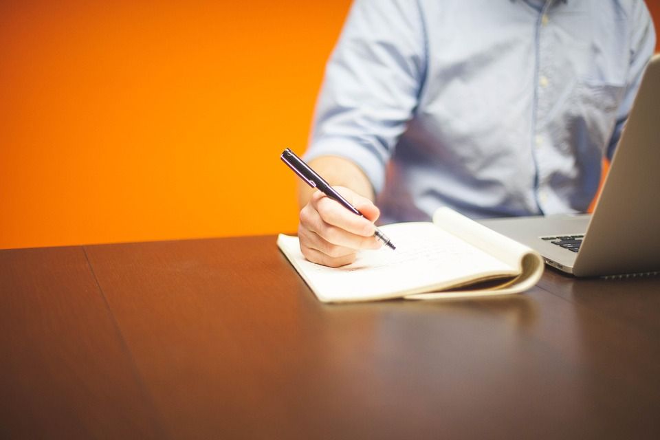servicios online para pymes en España planificados en un portátil y una libreta